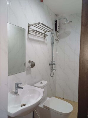 Kamar Twin Deluks | Kamar mandi | Shower, perlengkapan mandi gratis, handuk, dan sabun