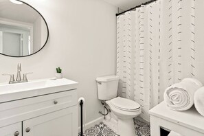 Séchoir à cheveux, serviettes fournies, savon, papier de toilette