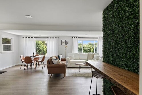 Modern & Clean Lakehouse Retreat - Ice skating, Beach, Kayaks, Fire Pit, Skiing