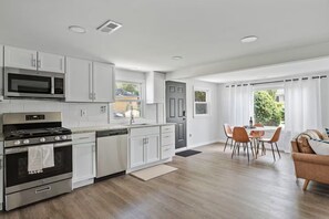 Private kitchen - Modern & Clean Lakehouse Retreat - Ice skating, Beach, Kayaks, Fire Pit, Skiing (White Lake)