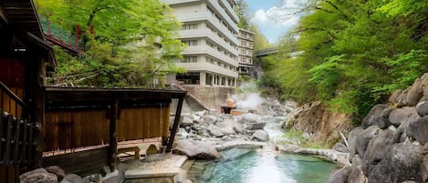 Suối nước nóng