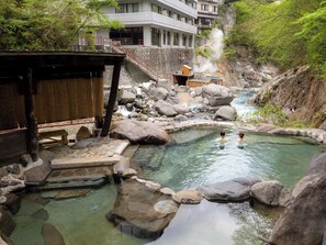 ينابيع ساخنة