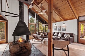 Smart TV, fireplace, offices - Glenn Getaway - Nicely Remodeled (Tahoe Vista)