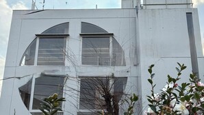 A building with large windows and a flat roof. - Moon Base Tokyo Inn (Tokyo)