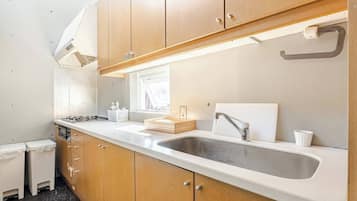 電子レンジ、コンロ、調理器具と食器