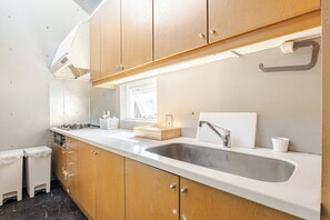 Microwave, stovetop, cookware/dishes/utensils