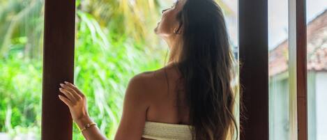 Desk, laptop workspace, free WiFi