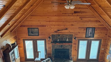 Una Smart TV, una chimenea, libros
