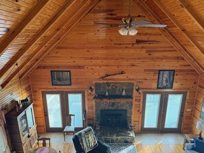 Smart TV, chimenea y libros