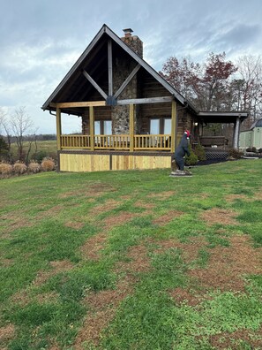 Property grounds - Cozy 2-bedroom cabin in beautiful Annville with AC (Annville)