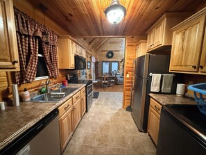 Private kitchen - Cozy 2-bedroom cabin in beautiful Annville with AC (Annville)