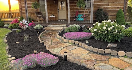 Cozy 2-bedroom cabin minutes from London, Ky and I75. Sleeps 6 with Koi pond.
