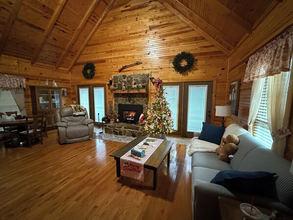 Living area - Cozy 2-bedroom cabin in beautiful Annville with AC (Annville)