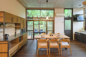 Nhà cơ bản, ban công, quang cảnh núi | Bếp riêng | Tủ lạnh, lò vi sóng, bếp nấu, lò nướng bánh mì 