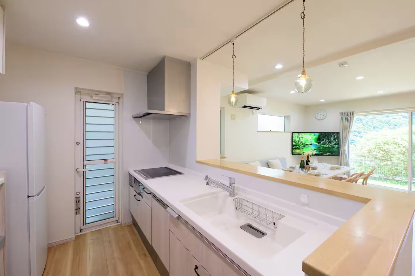 ベーシック ハウス バルコニー マウンテンビュー | 専用キッチン | 大型冷蔵庫、電子レンジ、コンロ、トースター