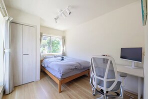 Eenvoudig huis, balkon, uitzicht op bergen | Pillowtop-bedden, een bureau, een laptopwerkplek
