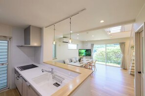 Full-sized fridge, microwave, stovetop, electric kettle - Art Stay Hakone (Hakone)