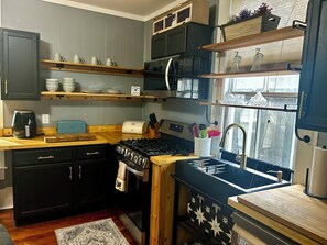 Fridge, microwave, oven, dishwasher - Historic Downtown Apt with hot tub-walk downtown (Ocala)