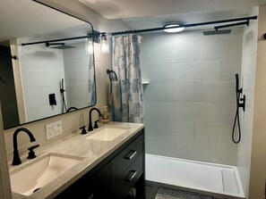 Shower, hair dryer, towels, soap - Historic Downtown Apt with hot tub-walk downtown (Ocala)