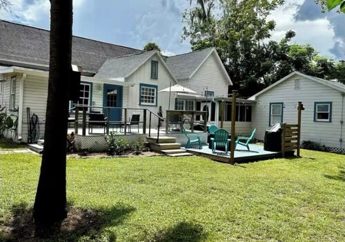Historic Downtown Apt with hot tub-walk downtown