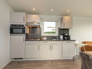 Refrigerador, microondas, lavavajillas y utensilios de cocina 