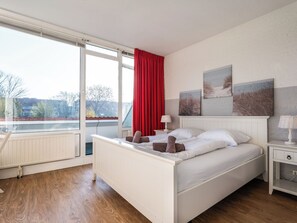2 bedrooms, desk, internet