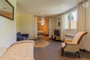 Bügeleisen/Bügelbrett, Reisekinderbett, kostenloses WLAN, Bettwäsche