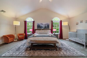 4 bedrooms, iron/ironing board, free WiFi, bed sheets
