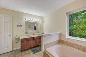 Jetted tub, hair dryer, towels, soap - Special ~ Fire Pit ~ Game Room ~ Near Skiing (Long Pond)