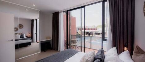 办公桌、熨斗/熨衣板、WiFi、床单