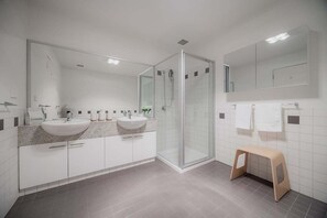 Dusche, Haartrockner, Handtücher, Shampoo