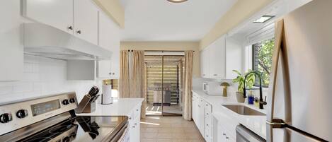 Mikrobølgeovn, ovn, kokeplater og oppvaskmaskin