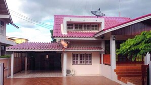 A two-story house with a tiled roof and a satellite dish. - Buriram The Big House Intown (Buriram)