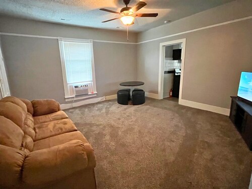  5-bedroom home in Historic Hertford - The Penn Ave Retreat