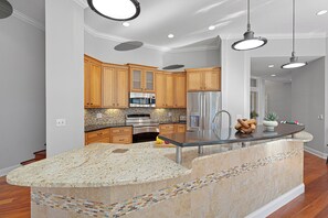 Fridge, microwave, oven, stovetop - 49 Haul Away @ Palmetto Dunes | Pet Friendly | Private Pool | Shuffleboard | Newly Decorated (Hilton Head Island)