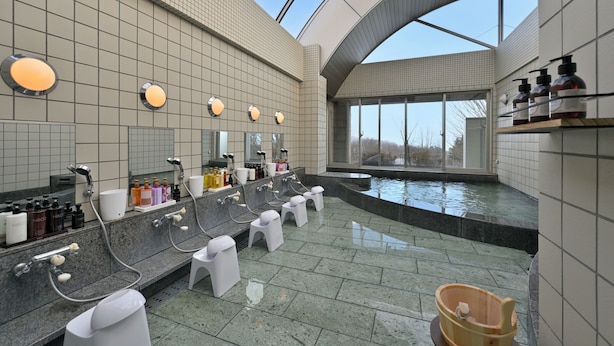 A modern bathroom with multiple sinks, a large window, and a built-in hot tub. - LiVEMAX Resort Yatsugatake Kogen (Hokuto)