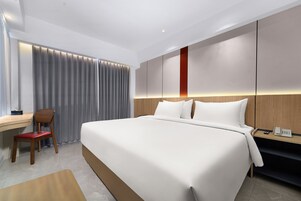 Deluxe Double Room | Minibar, in-room safe, desk, laptop workspace