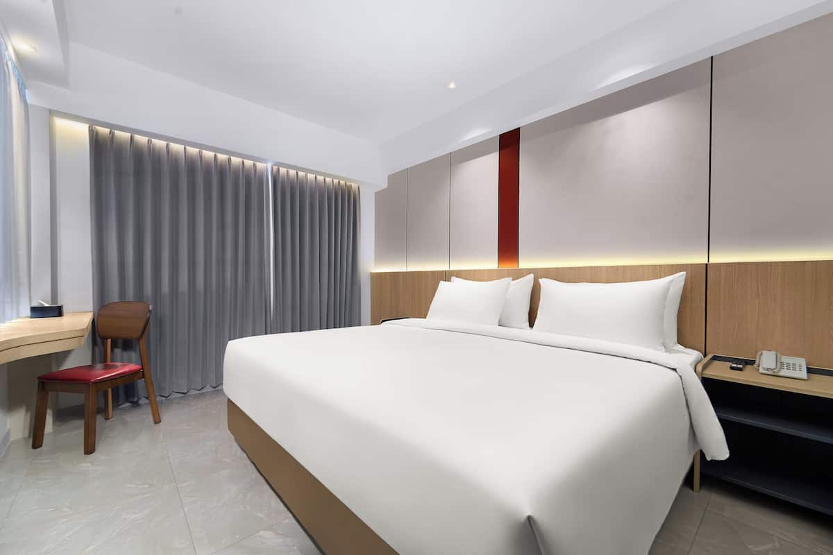 Deluxe Double Room | Minibar, in-room safe, desk, laptop workspace
