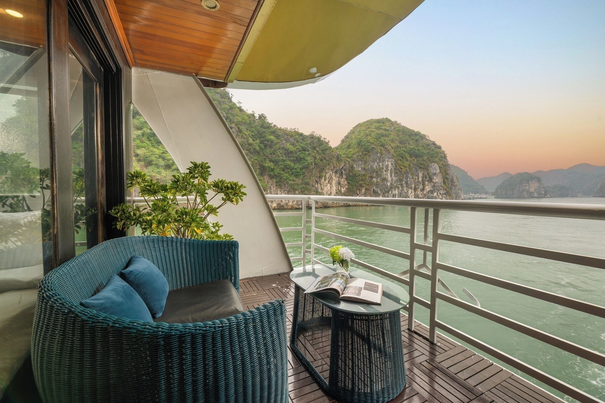 Deluxe driepersoonskamer, uitzicht op baai | Balkon