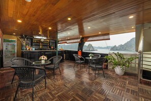 Bar (on property) - Beka Cruise  (Cat Ba)