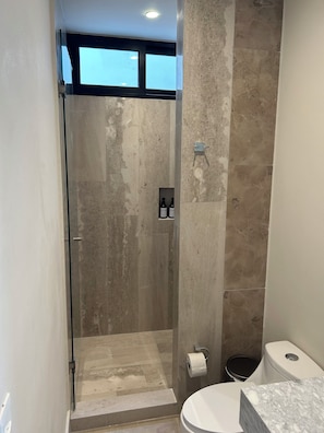 Dusche, Haartrockner, Handtücher, Seife