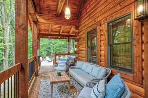 Terrace/patio - Beehive Bungalow, Charming Forest Escape, Hot Tub, EV Charging, WiFi, Sleeps 5 (Logan)