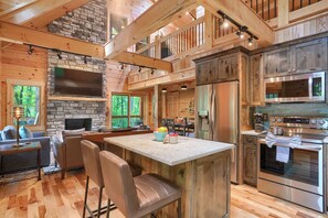 Microwave, oven, stovetop, dishwasher - Beehive Bungalow, Charming Forest Escape, Hot Tub, EV Charging, WiFi, Sleeps 5 (Logan)