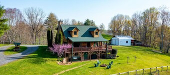 Mountain Memories - WIFI, Foosball, Dog Friendly, Gas Grill, Gas Stovetop, Firepit, Views, Sleeps 10