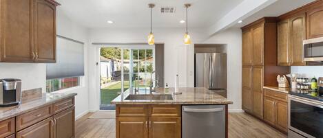 Een koelkast, een magnetron, een oven, een kookplaat