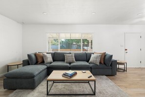 Smart TV, ping pong - Encanto - 1 Mile to ASU/Downtown, Hot Tub, Dogs Okay, Family Friendly (Tempe)