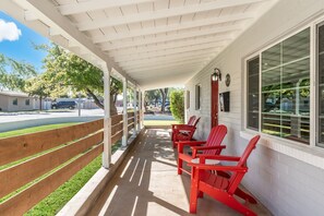 Terrace/patio - Encanto - 1 Mile to ASU/Downtown, Hot Tub, Dogs Okay, Family Friendly (Tempe)