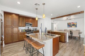 Fridge, microwave, oven, stovetop - Encanto - 1 Mile to ASU/Downtown, Hot Tub, Dogs Okay, Family Friendly (Tempe)