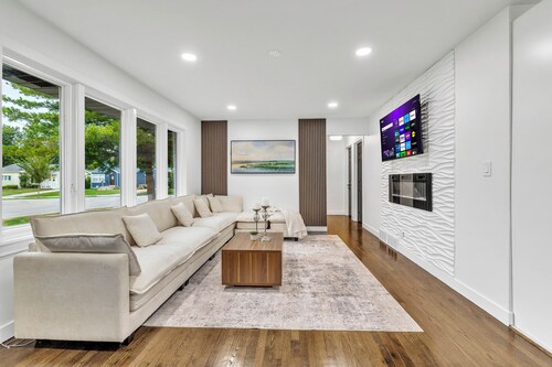 Spacious 5-bedroom house in beautiful Downers Grove