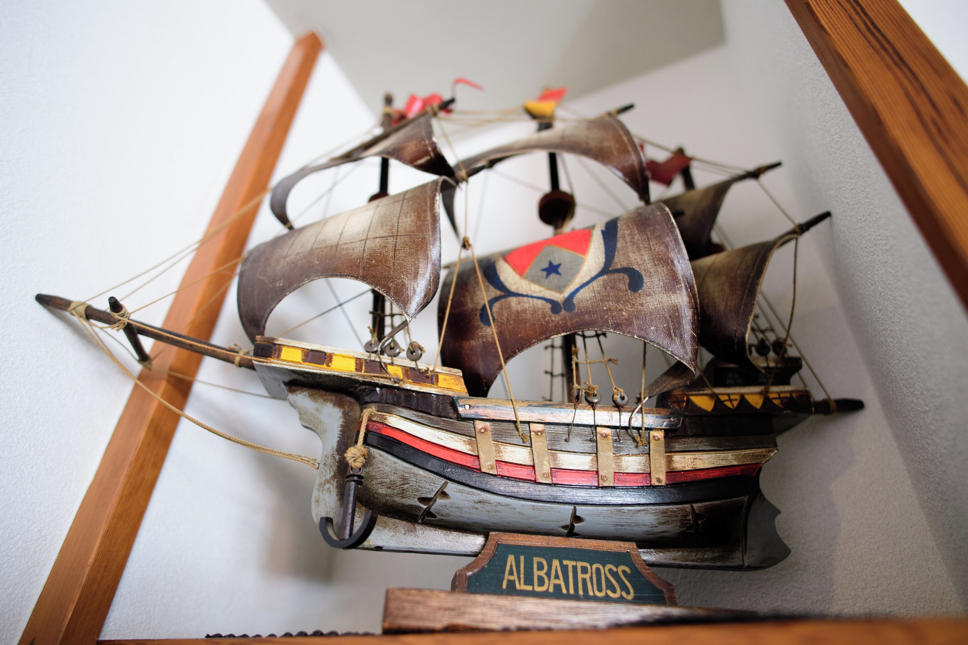 Ein detailliertes Modellschiff, unter dem der Name "ALBATROSS" steht.